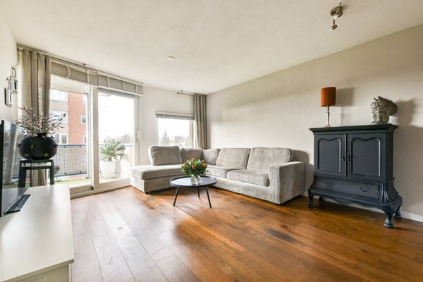 Licht, ruim en zeer centraal gelegen 3-kamer appartement met heerlijk balkon in Nieuw Sloten!